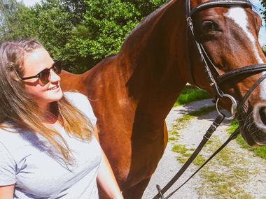 Tanja Azubi Lagerlogistik Arndt mit Pferd