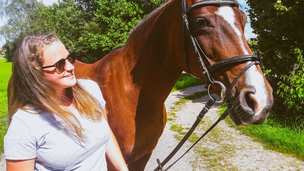 Tanja Azubi Lagerlogistik Arndt mit Pferd