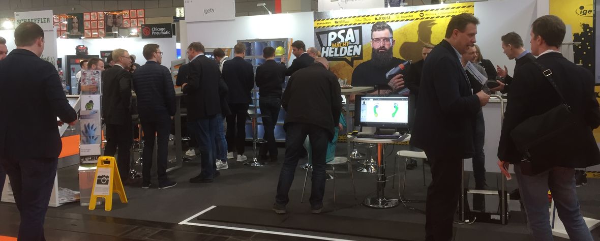 Viele Besucher sorgen für einen vollen igefa-Messestand