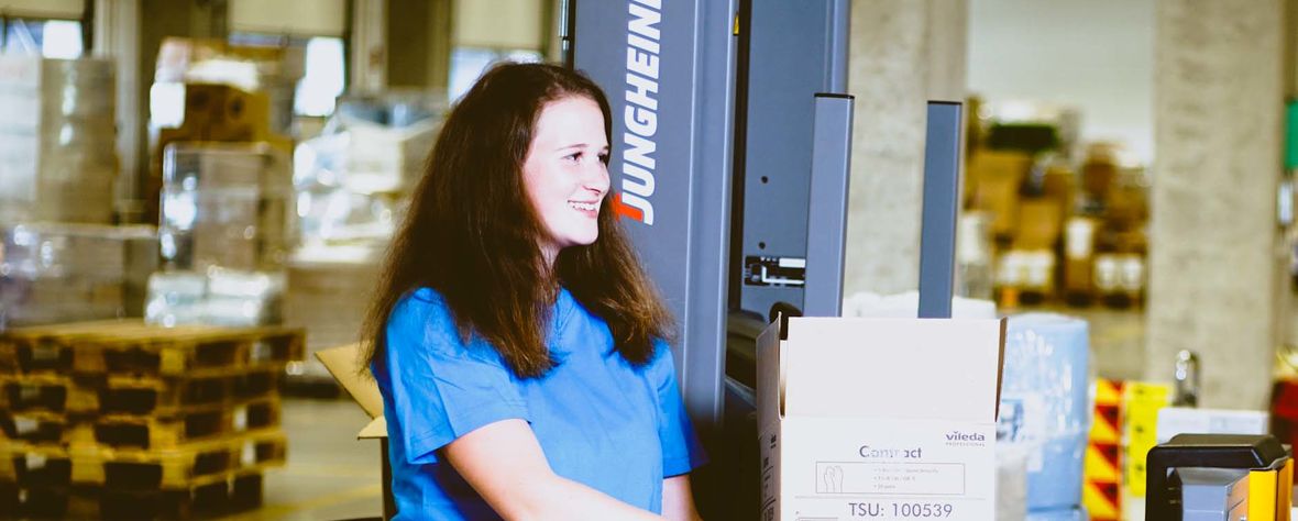 © igefa Ausbildung Fachkraft Lagerlogistik Arndt Erkheim Tanja im Lager