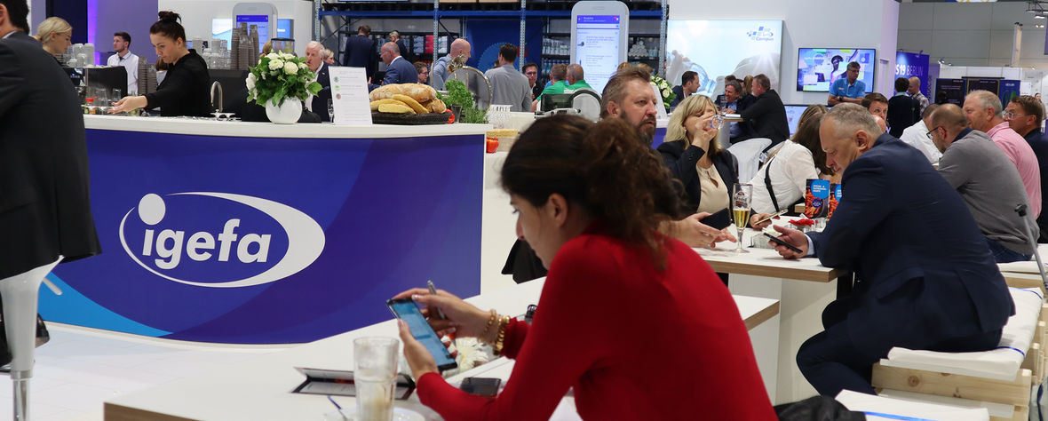 Fachbesucher auf dem igefa-Messestand während der Messe CMS