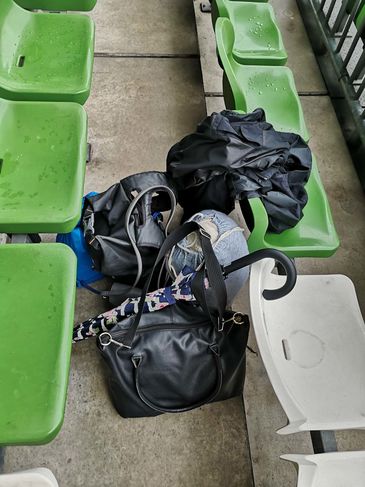 Taschen im Stadion - B2Run Bremen Wittrock Uhlenwinkel Sammeln vor dem Start