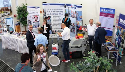 Besucher auf Fachmesse der igefa Dresden an einem Stand
