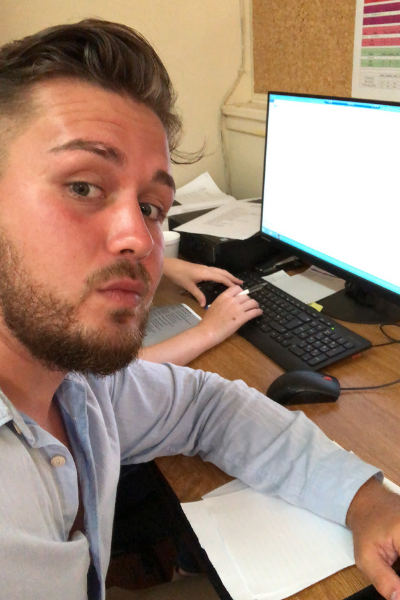 © igefa Hendrik Selfie Arbeitsplatz