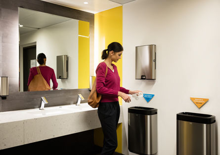 Tork PaperCircle - Woman throwing towel in the right bin