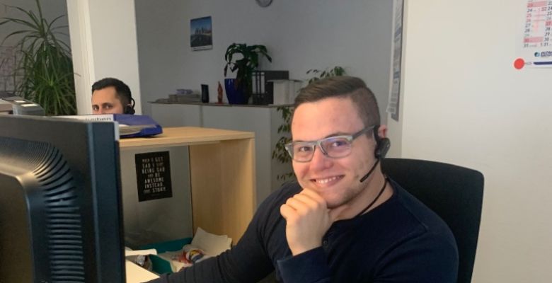 © igefa Ruben Wedel sitzt am Arbeitsplatz.