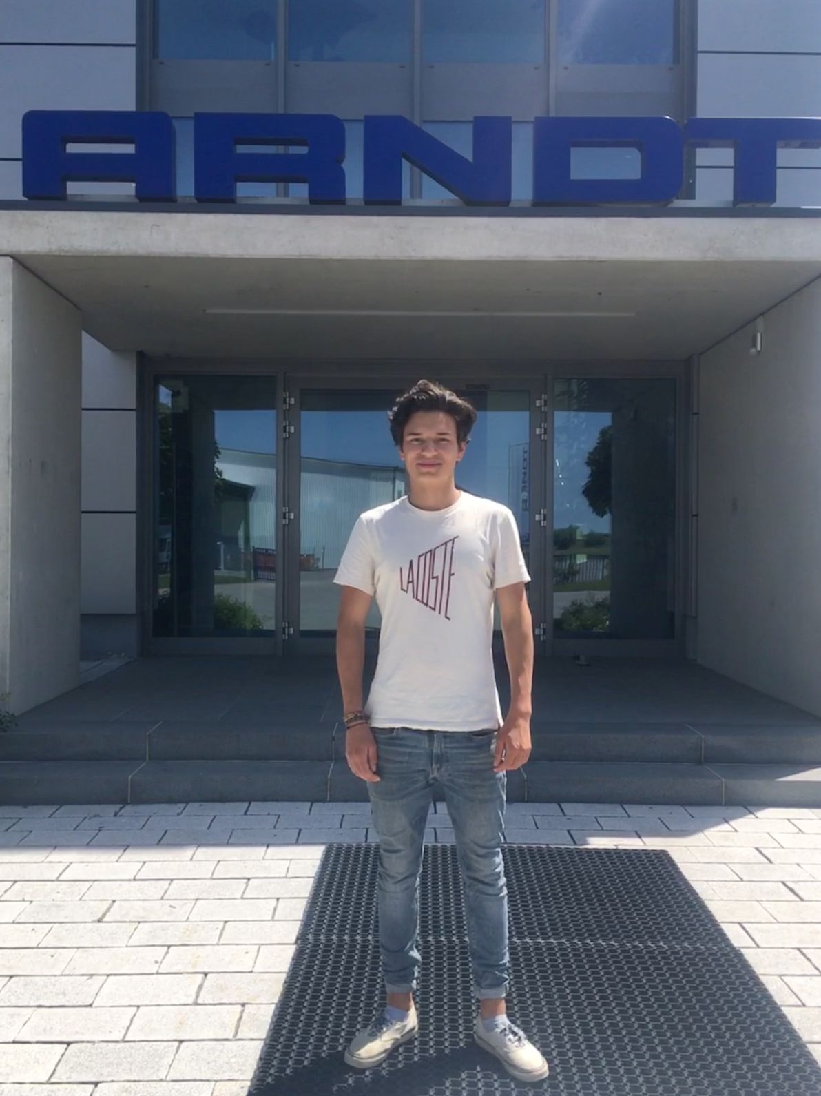 Arndt Memmingen Azubi Ansgar Groß- und Außenhandelskaufmann vor Zentrale