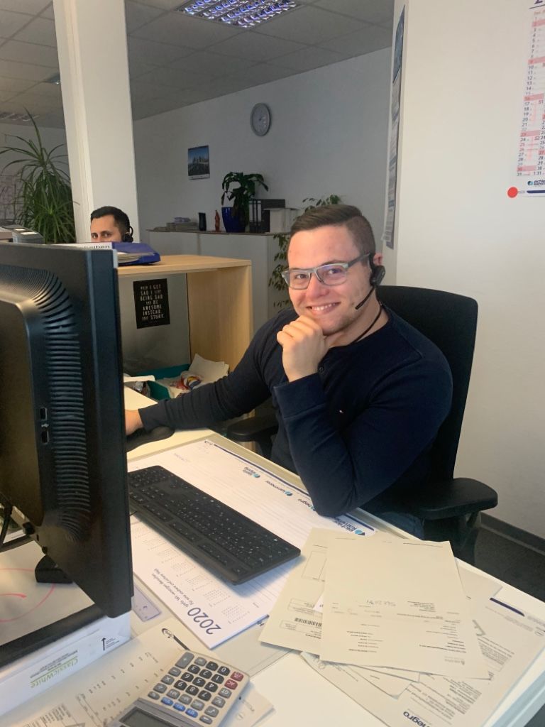 Ruben Wedel sitzt am Arbeitsplatz.