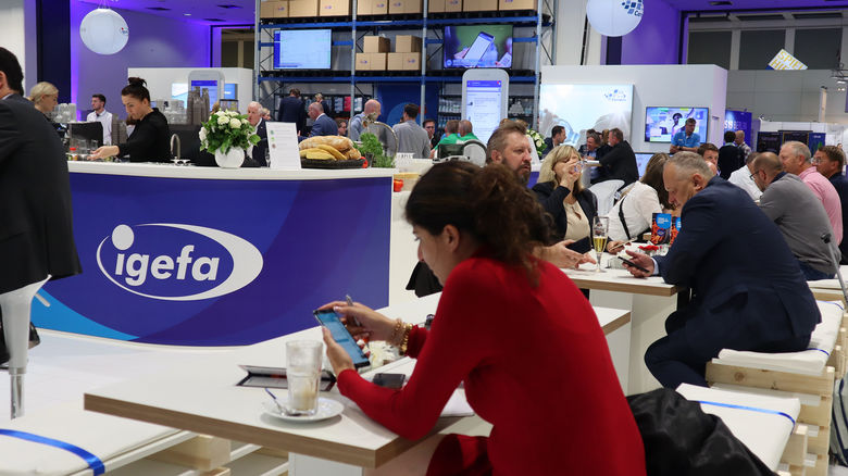 Fachbesucher auf dem igefa-Messestand während der Messe CMS