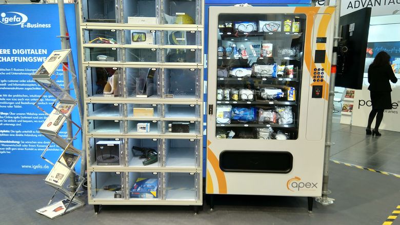 Zwei Ausgabeautomaten mit unterschiedlichen PSA-Produkten